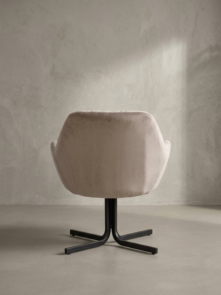 Gesamtdarstellung des modernen Loungesessels in Beige, der durch seine weiche Samtoptik und klare Linienführung in jedem Raum überzeugt._