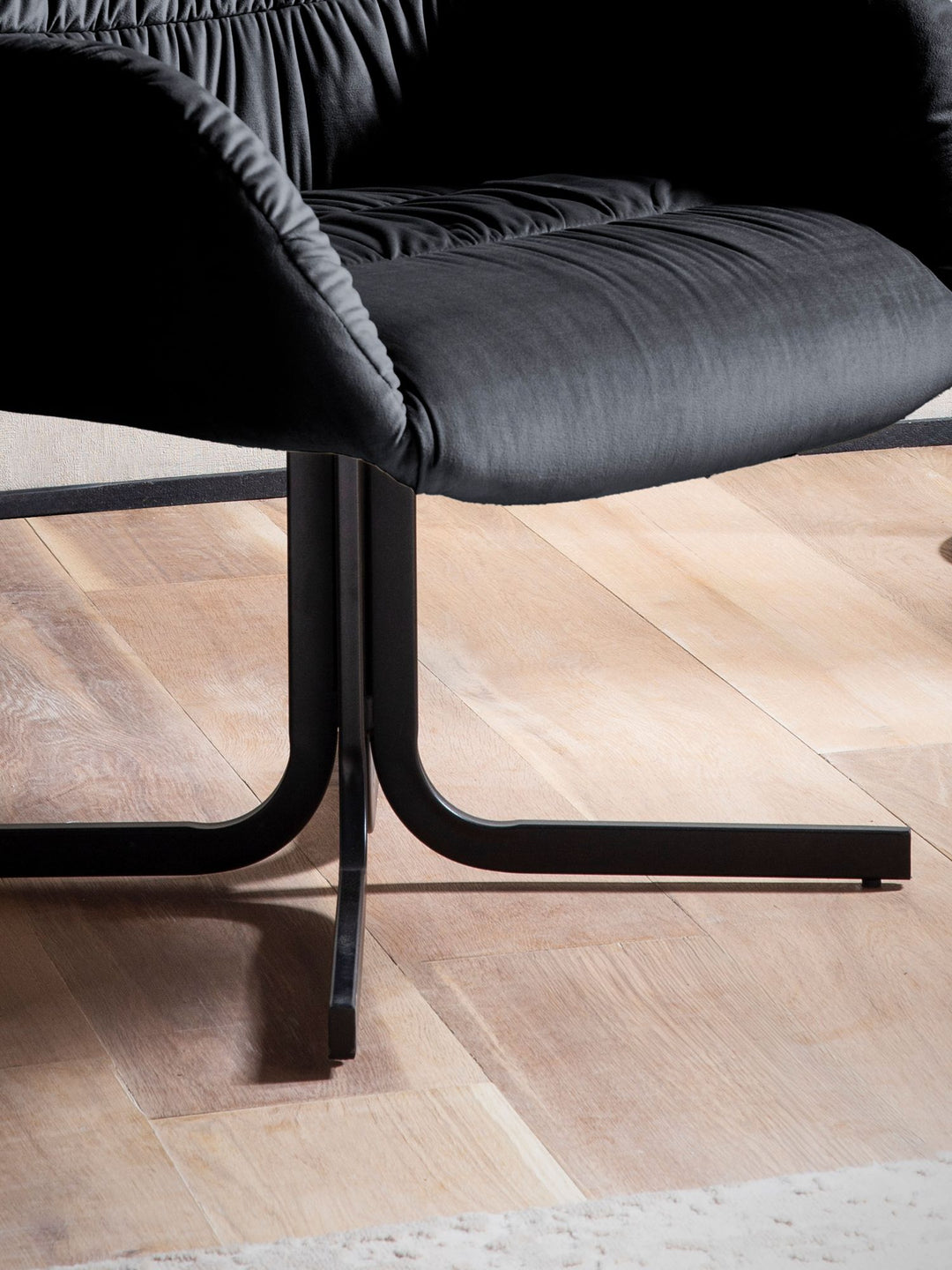 Loungesessel Samt mit Armlehnen und Metallgestell, gepolsterter Schalensitz, Beige 64x68x74 cm