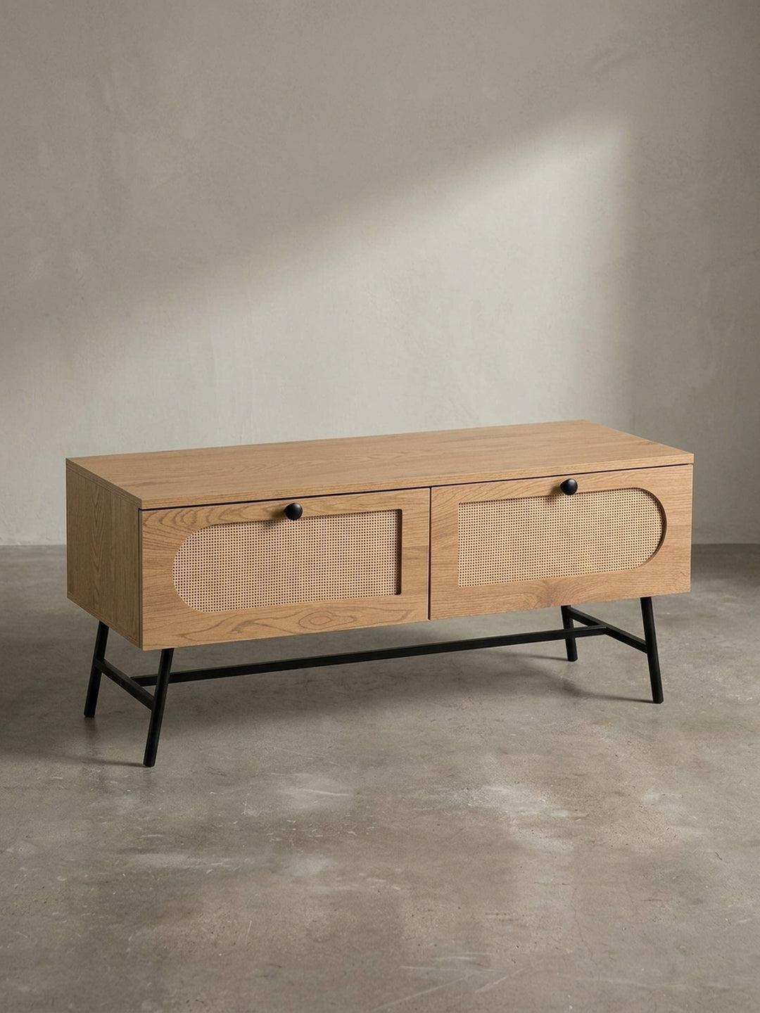 Gesamtansicht des Design-Lowboards, das moderne, geometrische Formen mit natürlichen, organischen Materialien wie Rattan und Eiche verbindet._