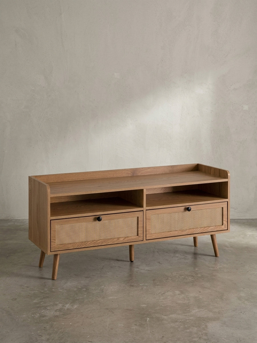Frontansicht des TV-Lowboards 120 cm breit mit zwei Schubladen aus Wiener Geflecht und offenen Fächern, freigestellt._