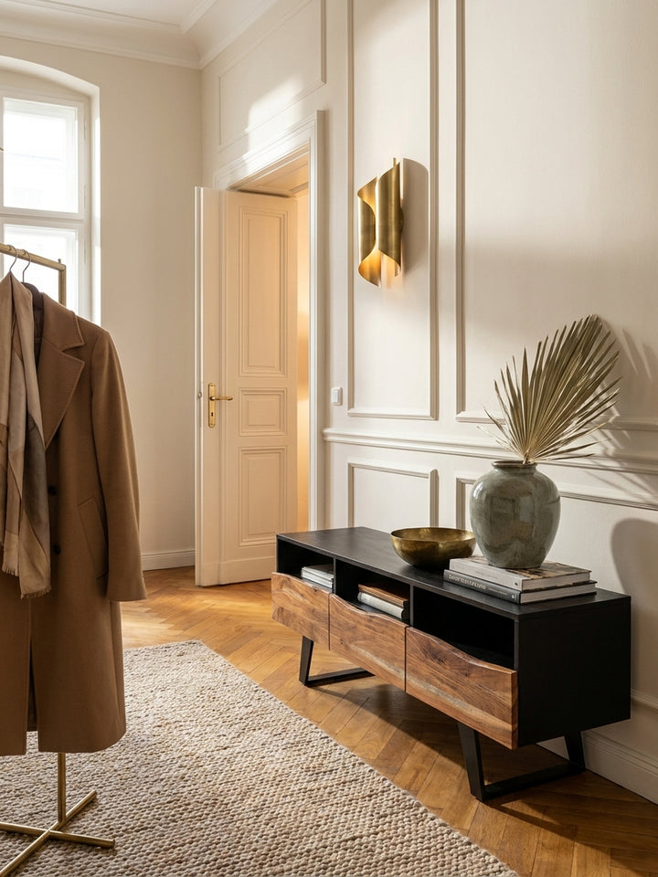 Der 140 cm breite Fernsehschrank aus Akazie und Metall kombiniert mit einem modernen Bodenstrahler und einem abstrakten Wandbild für ein stimmiges Wohnzimmer-Ambiente._