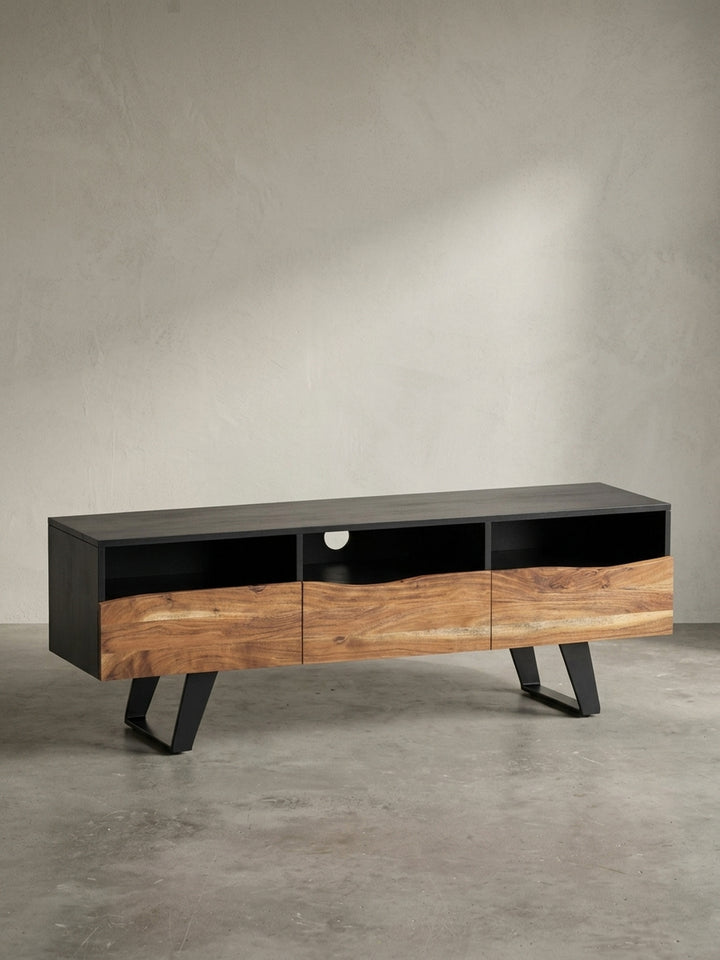 Gesamtansicht des Design TV-Schranks aus Akazie, der handwerkliche Qualität und modernes, industrielles Design für das Wohnzimmer vereint._