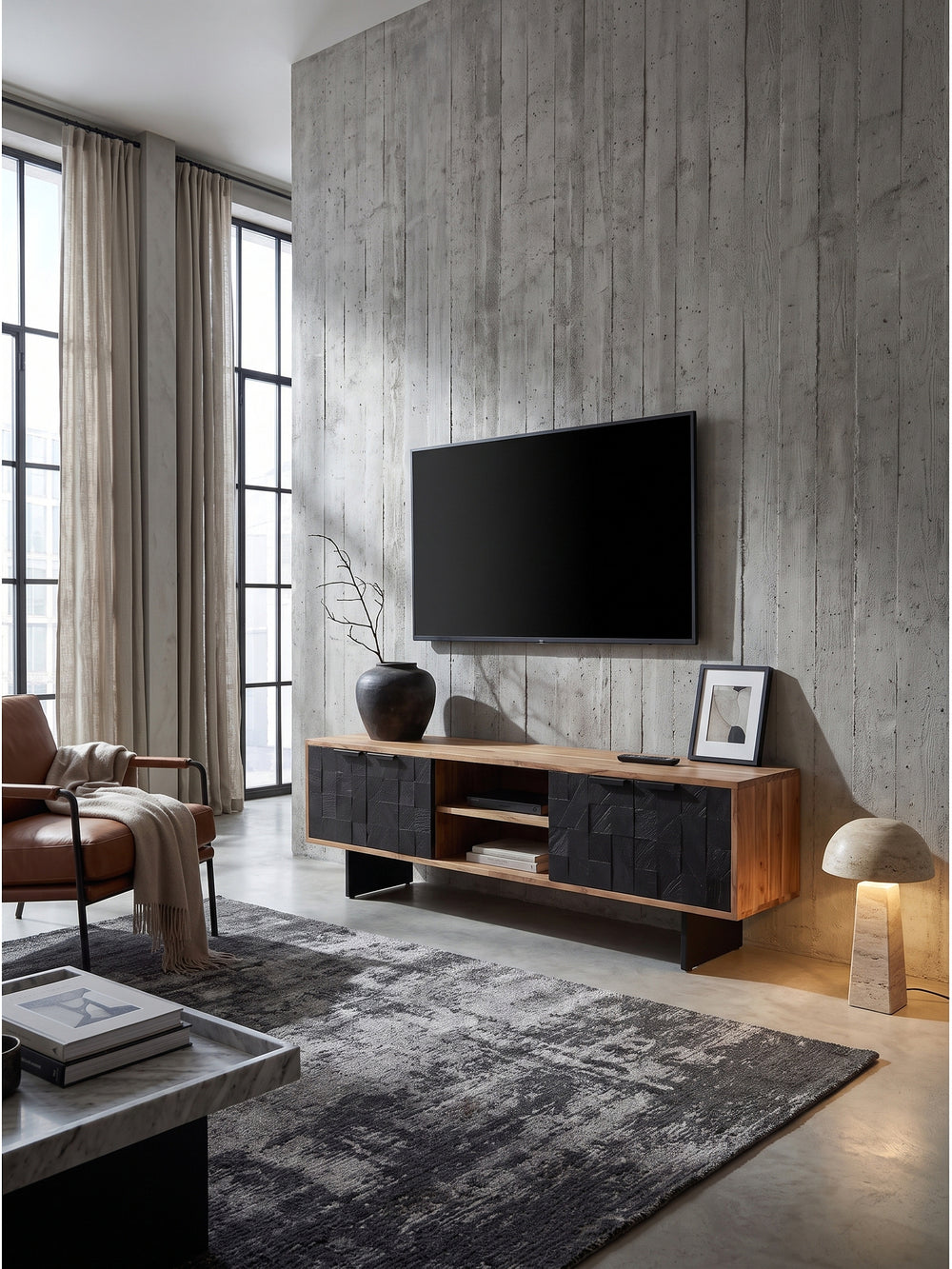 Cognacfarbener Lounge-Sessel aus Leder neben einem niedrigen Fernsehtisch aus Akazie mit markanten schwarzen Metallkufen._