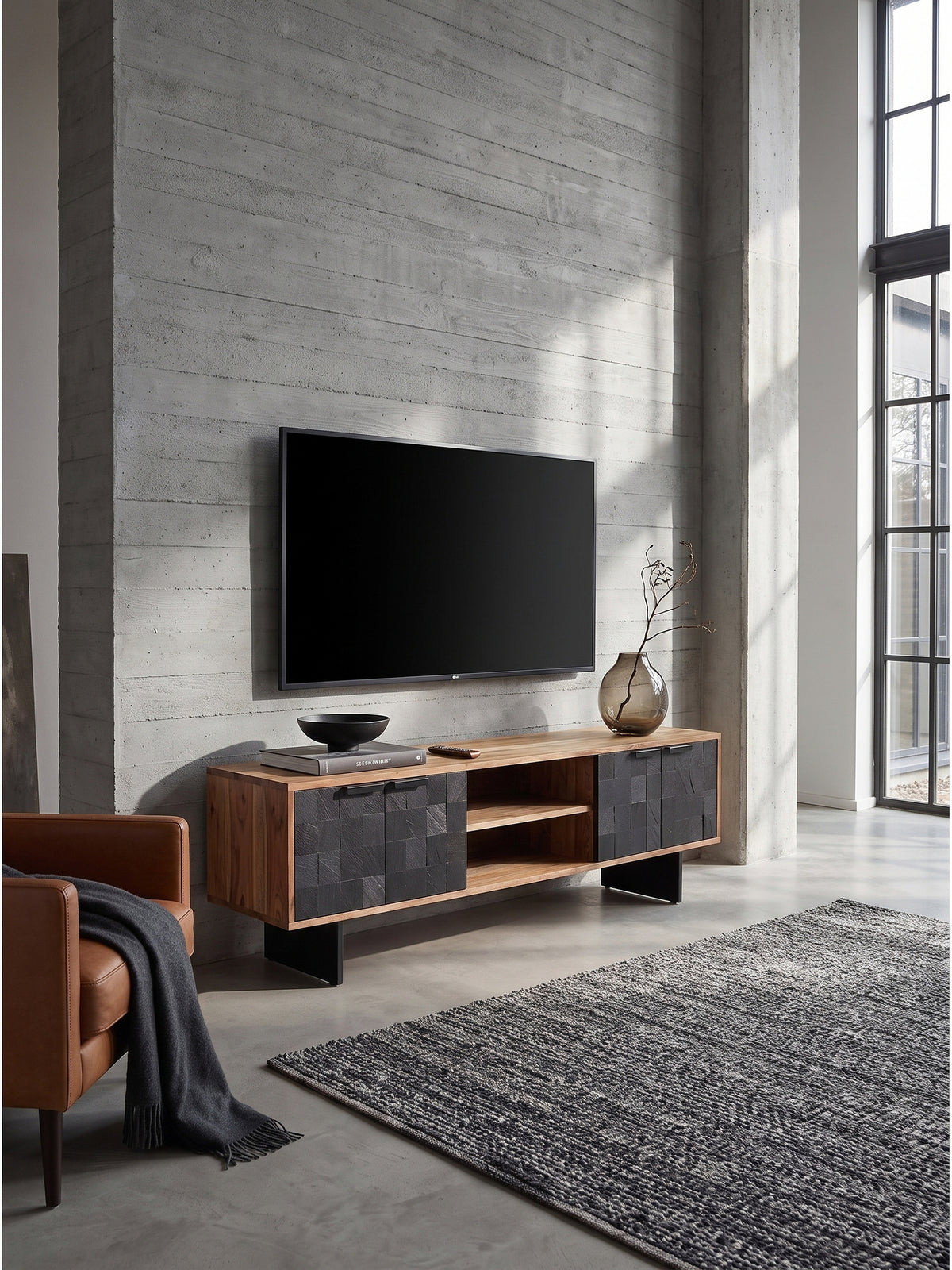 Großzügiges Loft-Wohnzimmer im Brutalismus-Stil mit einem massiven TV-Lowboard aus Akazie vor einer Wand aus rohem Sichtbeton.