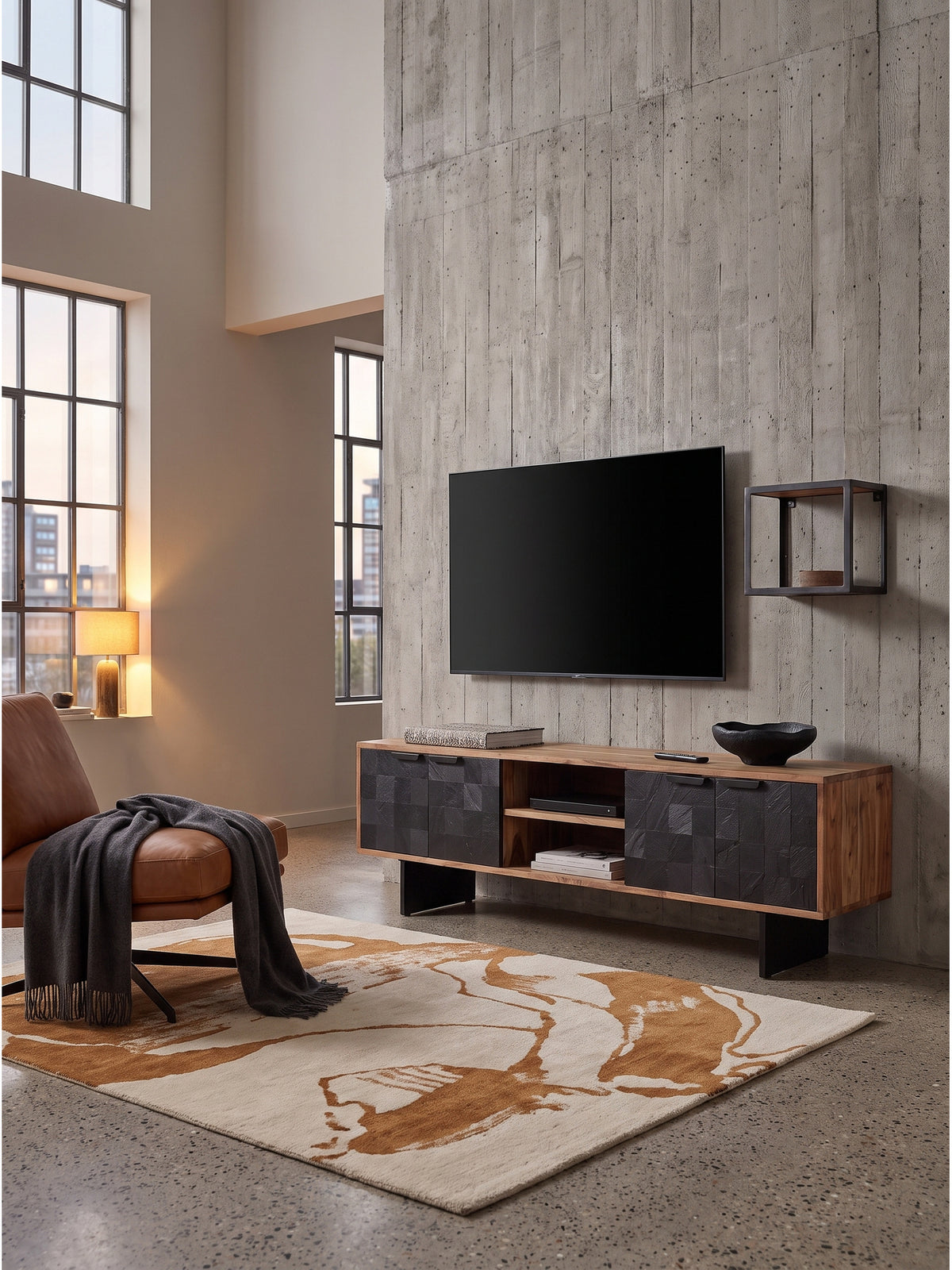 Schwarze Keramikschale und gebundene Architektur-Bildbände auf der Holzoberfläche eines rustikalen TV-Boards aus Massivholz.
