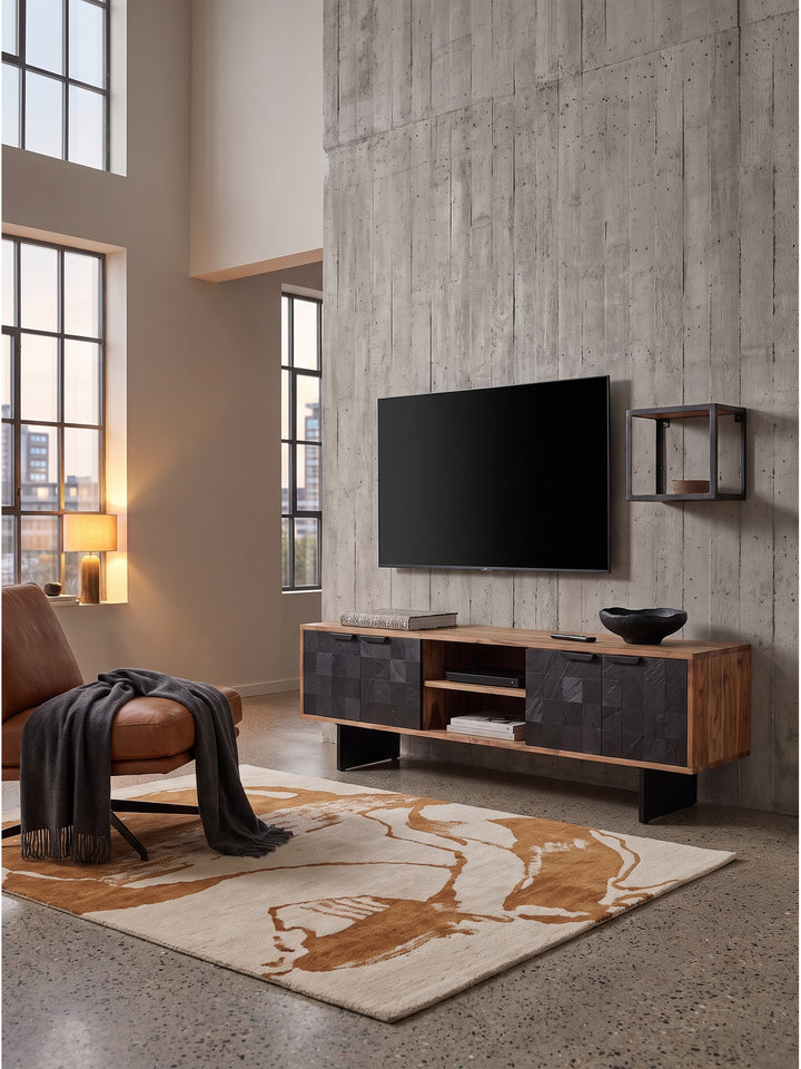 Schwarze Keramikschale und gebundene Architektur-Bildbände auf der Holzoberfläche eines rustikalen TV-Boards aus Massivholz._