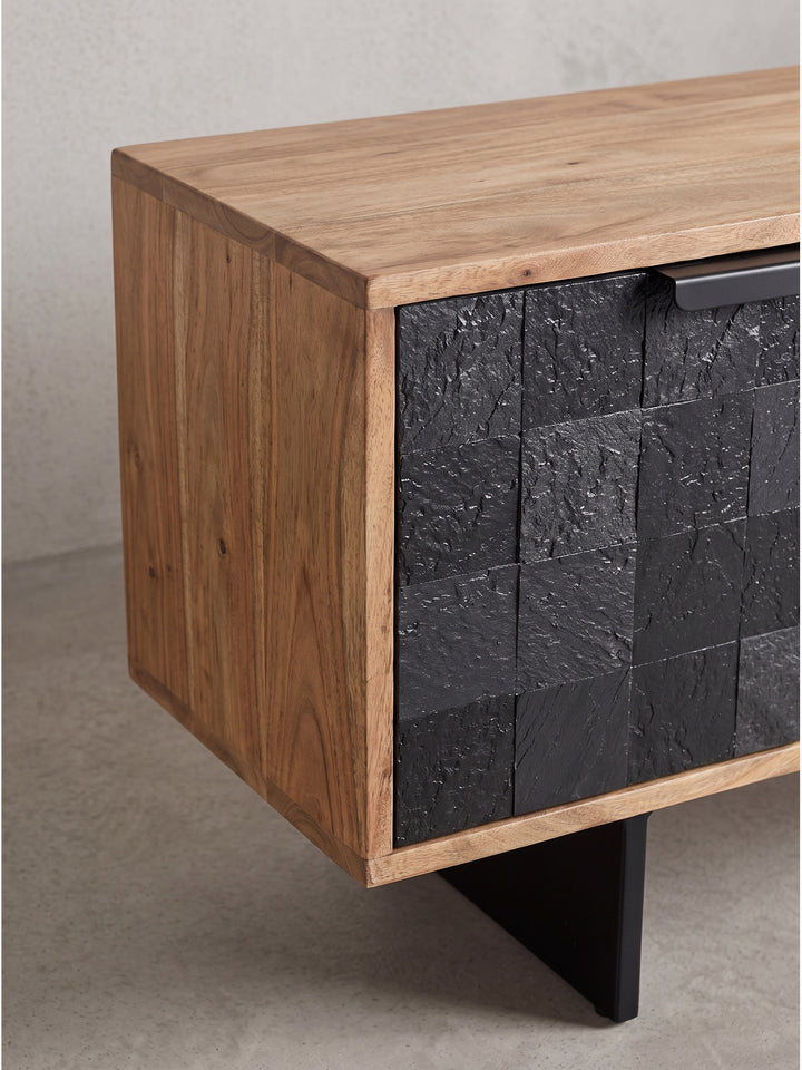 Gesamtwirkung des industriellen TV-Lowboards aus Massivholz und Metall mit klaren architektonischen Linien vor weißem Hintergrund._