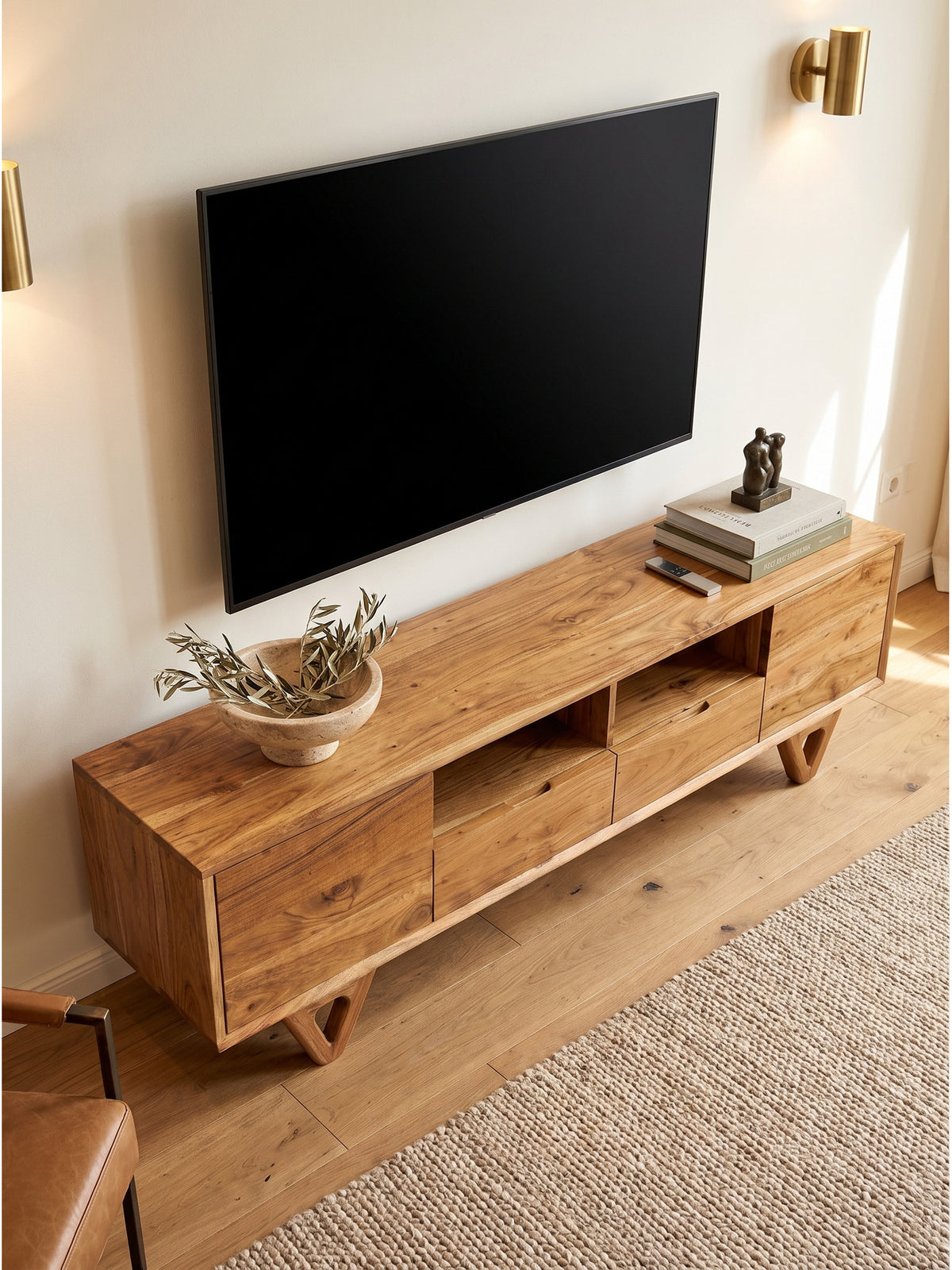 Draufsicht auf das warme Akazienholz-Lowboard im eleganten Wohnbereich, arrangiert mit einem weichen Wollteppich und Leinensessel.
