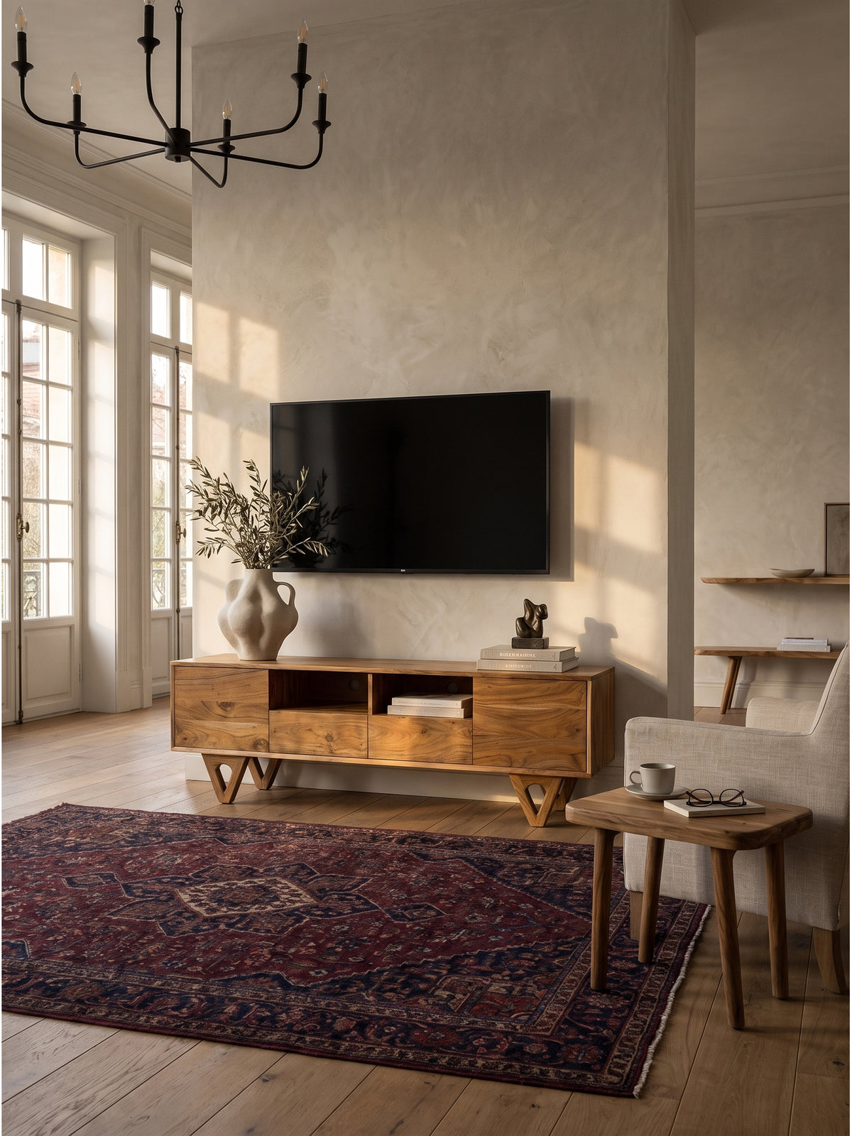 Massives Akazie TV-Lowboard 160x40x46 cm im organisch-modernen Wohnzimmer vor einer strukturierten Kalkputzwand auf breiten Eichendielen._