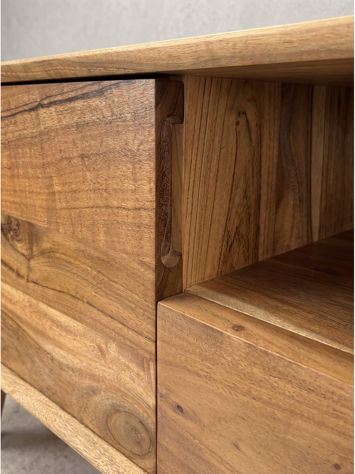 Gesamtansicht des puristischen Massivholz-Lowboards mit seiner charakteristischen warmen Holzmaserung und den ikonischen Retro-Füßen._