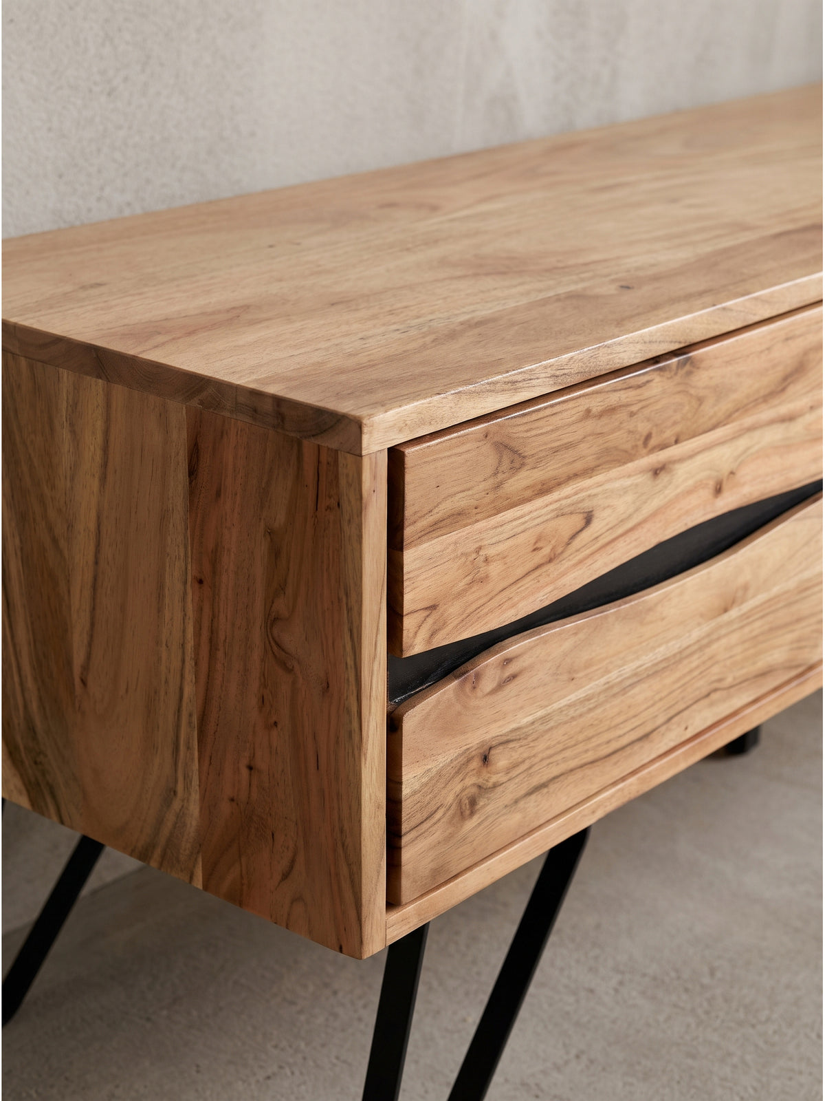 Komplettes Wohnzimmer-Lowboard aus edler Akazie mit Stauraum für Mediengeräte frontal_