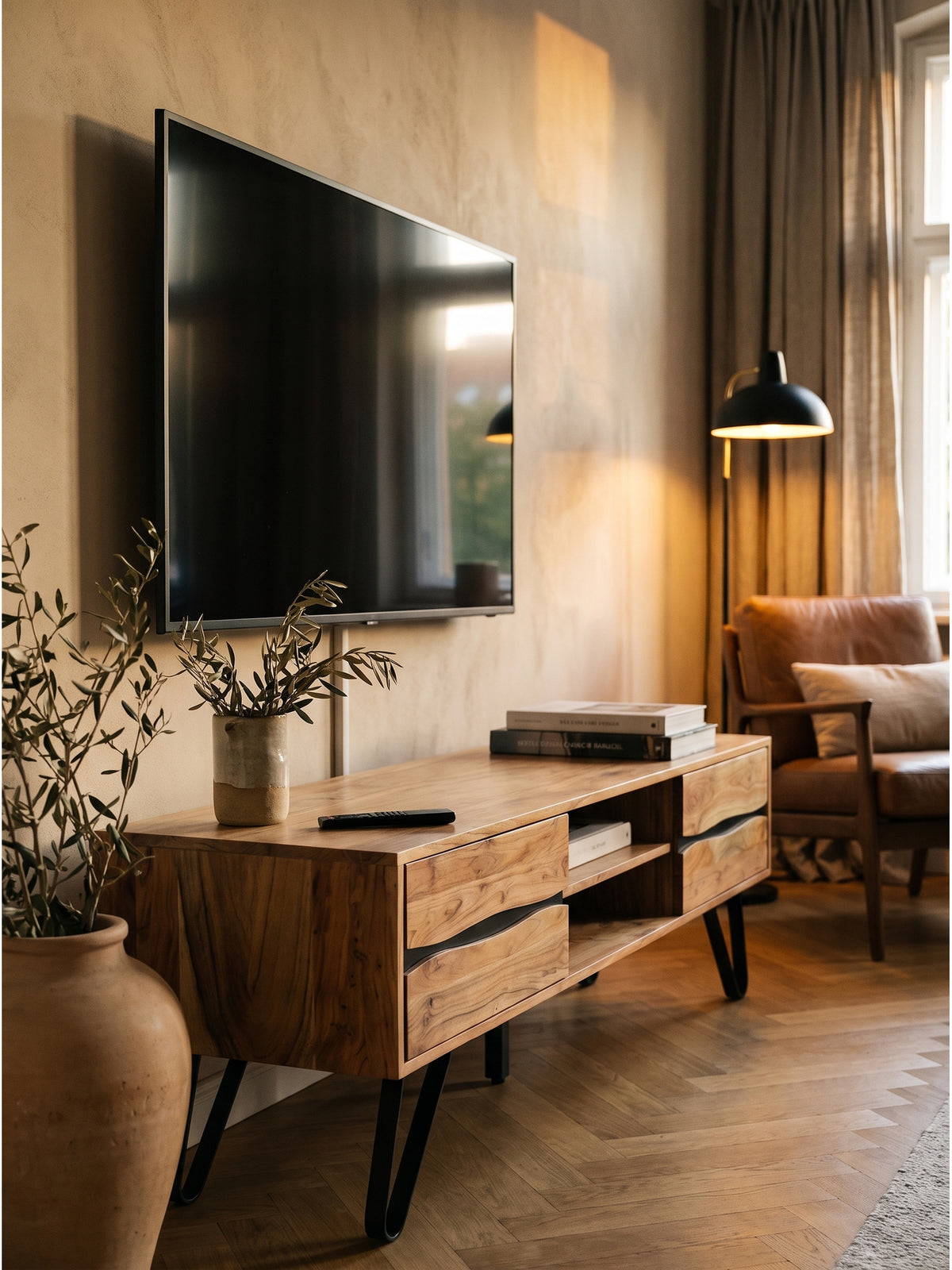 Massivholz-Lowboard im Organic-Modern Stil dekoriert mit unglasierter Keramikschale und Leinenbüchern