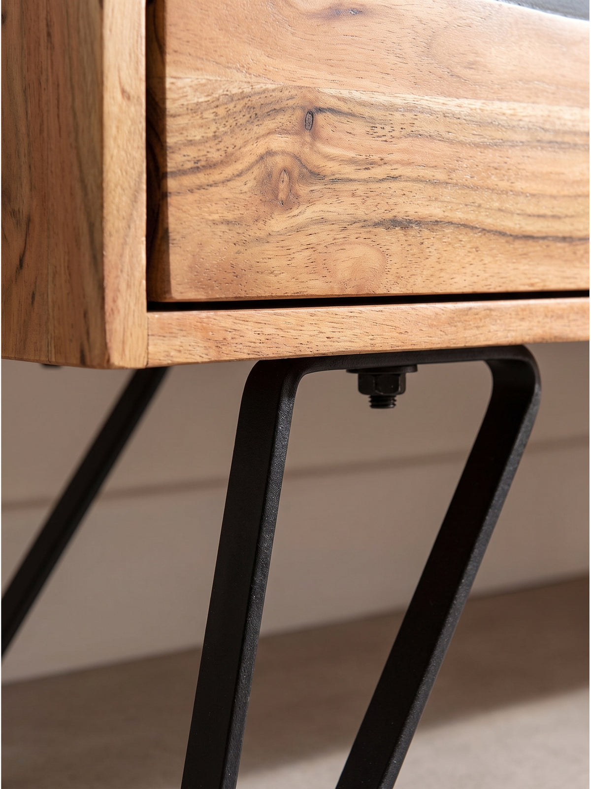 Lebendige Maserung der Akazie auf TV-Schrank mit markantem Wellendesign der Fronten im Detail