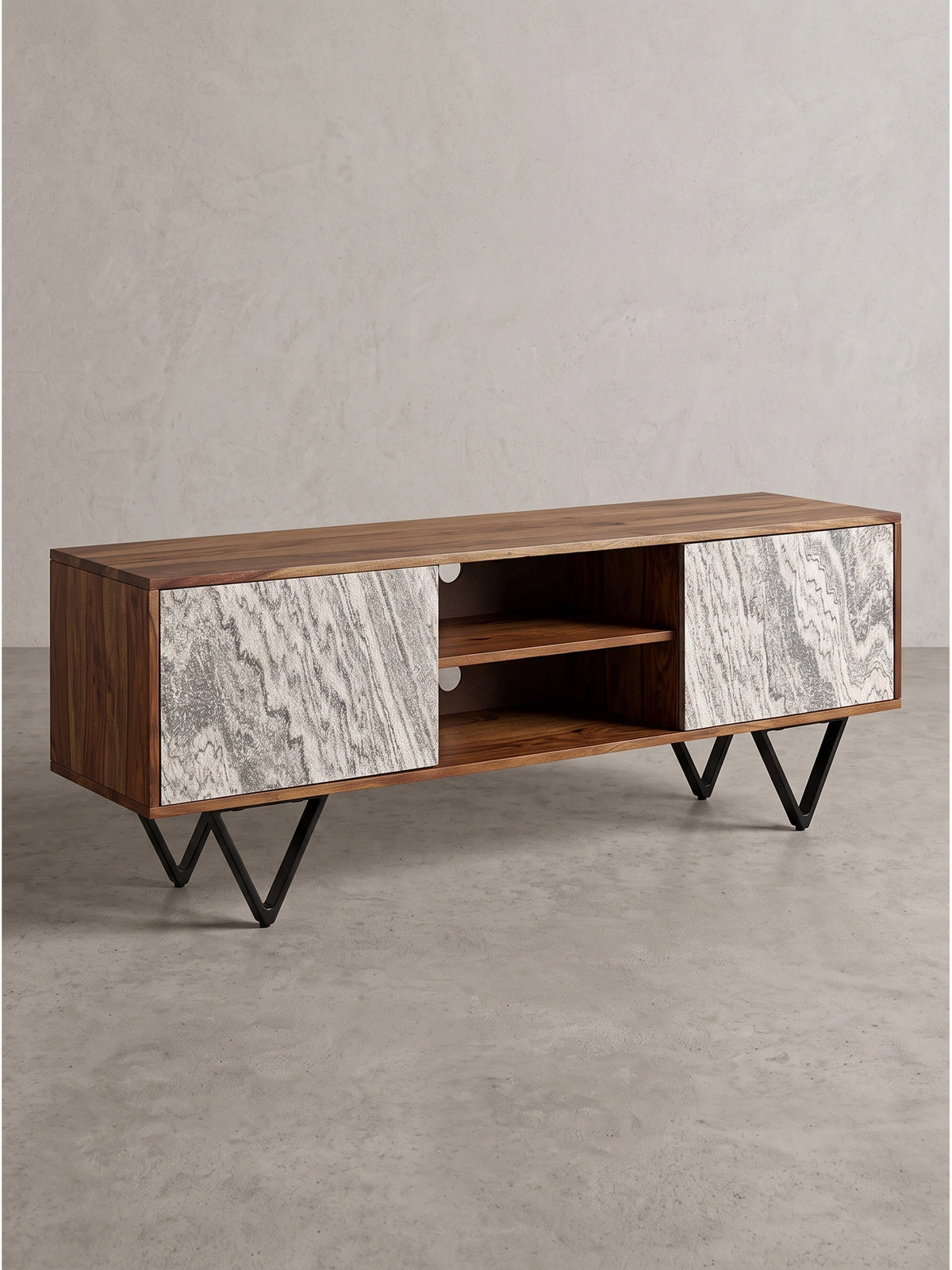 Frontalansicht des flachen Sideboards aus massivem Sheeshamholz 150x56 cm mit zwei auffälligen Türen in Steinoptik vor neutralem Hintergrund_