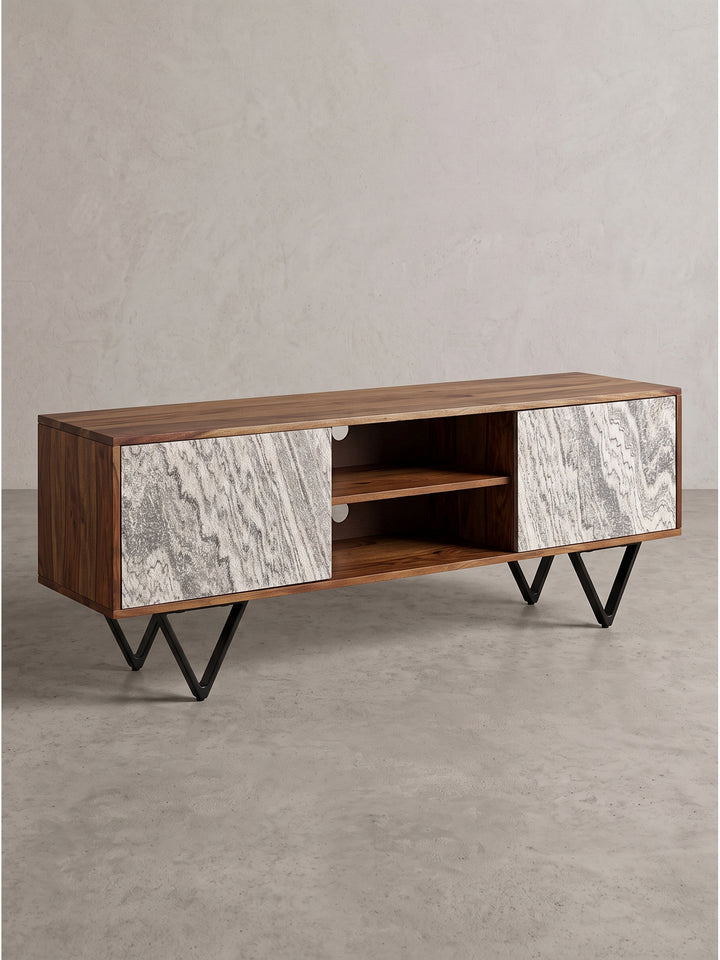 Frontalansicht des flachen Sideboards aus massivem Sheeshamholz 150x56 cm mit zwei auffälligen Türen in Steinoptik vor neutralem Hintergrund_