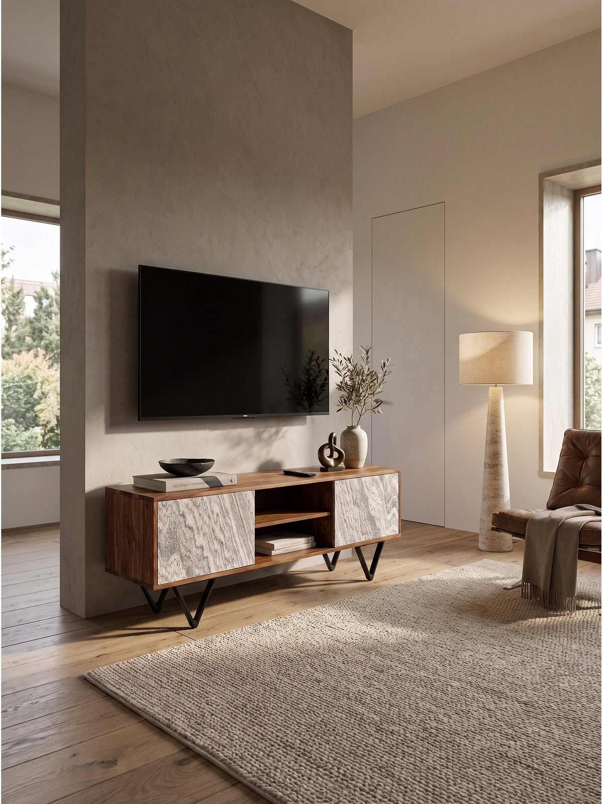 Massivholz-Lowboard aus Sheesham mit grauen Steinoptik-Türen 150x35x56 cm im organisch-modernen Wohnzimmer vor einer Tadelakt-Akzentwand