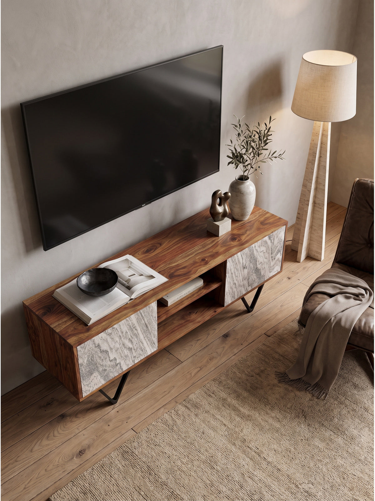 Draufsicht auf das hölzerne TV-Board mit V-Metallbeinen und offenen Mittelfächern für eine elegante Raumaufteilung auf breitem Eichenparkett
