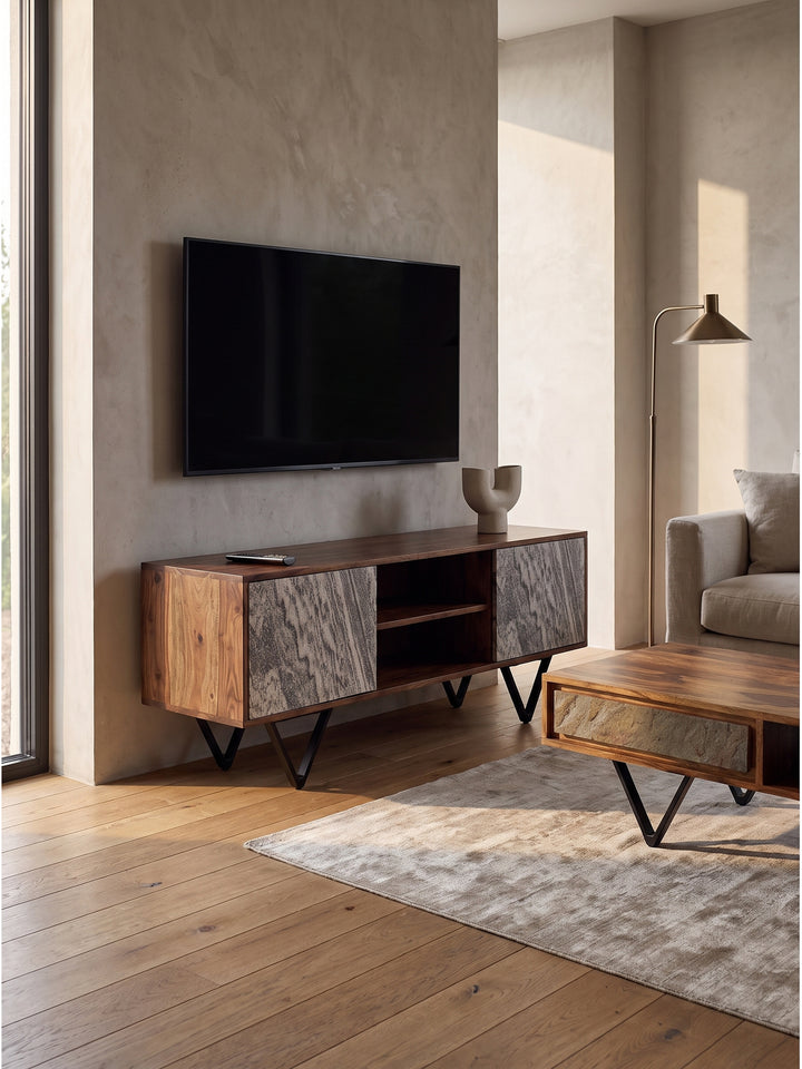 Stilvolles Deko-Arrangement auf dem Fernsehschrank aus Echtholz mit einer Eisenschale und getrockneten Zweigen neben abstrakter Bronzekunst_