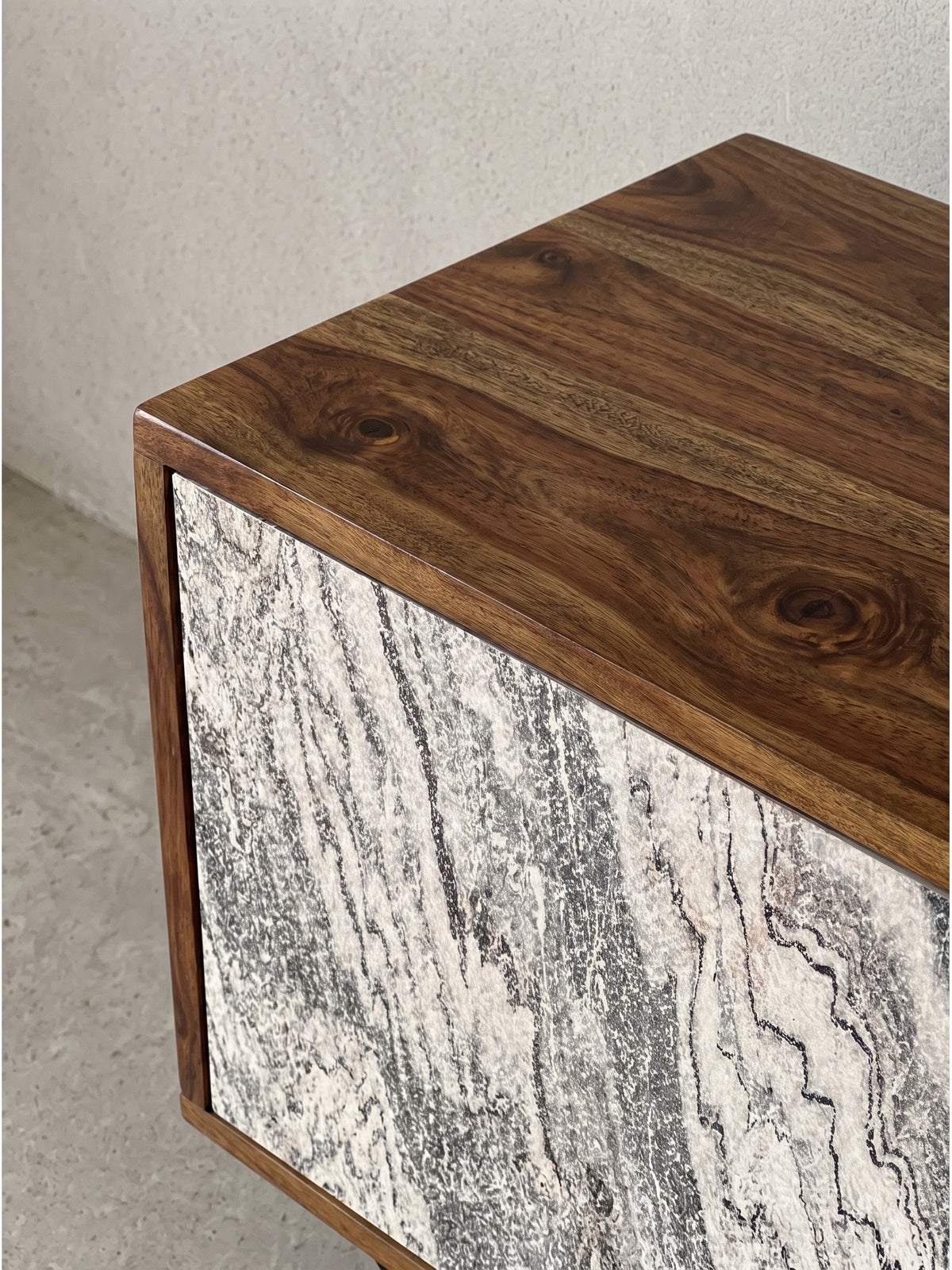 Das komplette asymmetrische Wohnzimmer-Möbelstück mit warmem Holzkorpus und kontrastierenden Fronten isoliert im hellen Fotostudio_