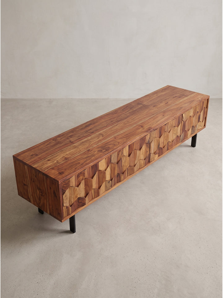 Elegantes Massivholz Lowboard in 3/4 Ansicht mit Fokus auf die skulpturalen Holzfronten und filigranen Beine_
