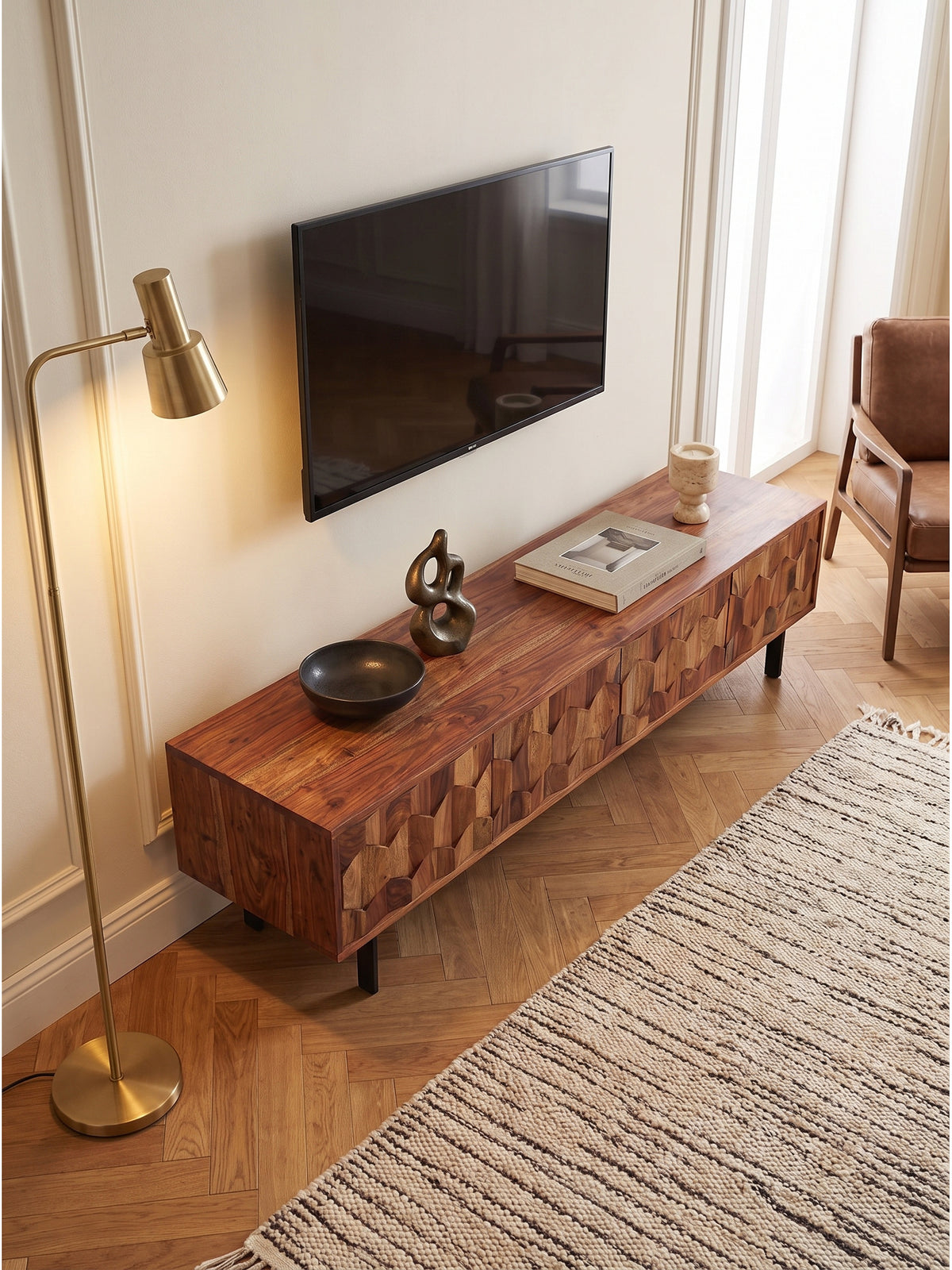 Lowboard Sheesham Massivholz 160x40x35 cm mit schwarzen Metallbeinen im modernen Wohnbereich arrangiert neben Loungesessel_
