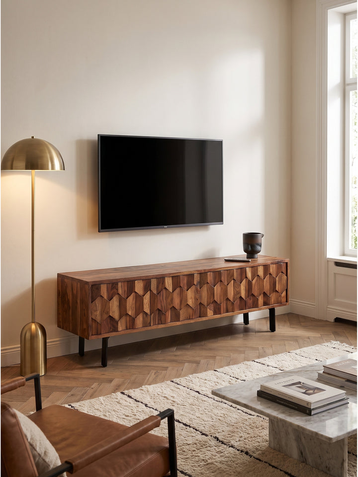 Design TV Möbel aus Sheeshamholz kombiniert mit dunkler Messing Stehleuchte in stilvoller Wohnzimmer Einrichtung_