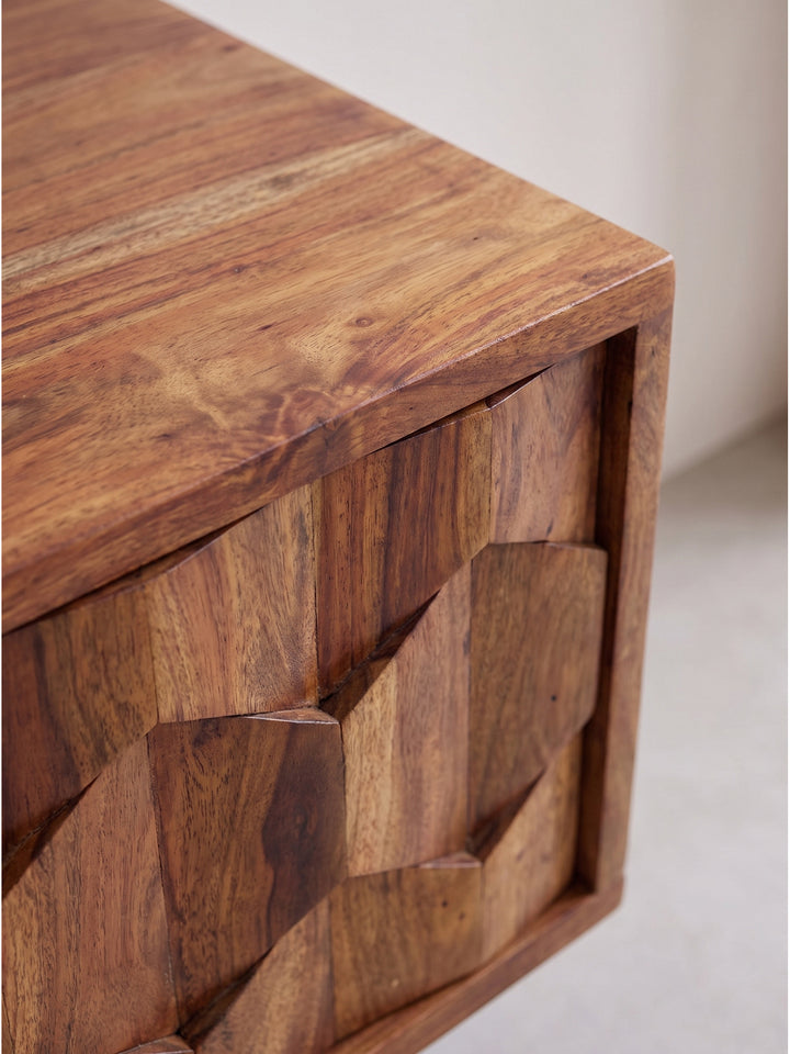 Detailaufnahme der markanten Holzmaserung des Sheesham TV-Boards mit aufwendig gefrästen 3D Fronten und warmer Haptik_