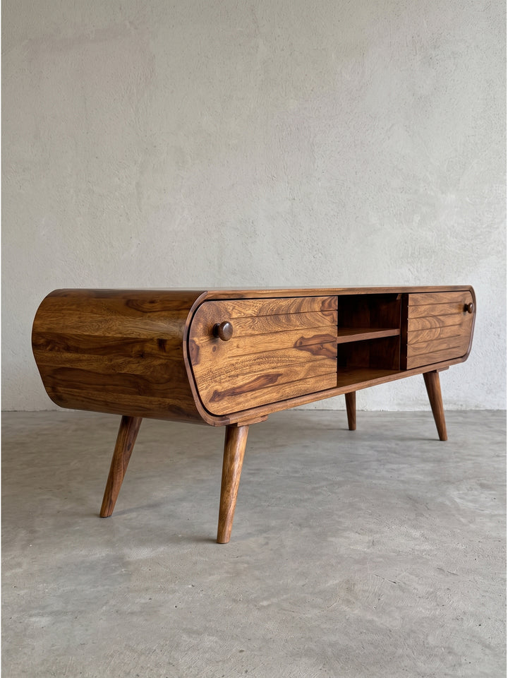 Seitenansicht des massiven Wohnzimmer Möbels verdeutlicht die Bautiefe von 45 cm und die stabile Konstruktion der ausgestellten Beine._