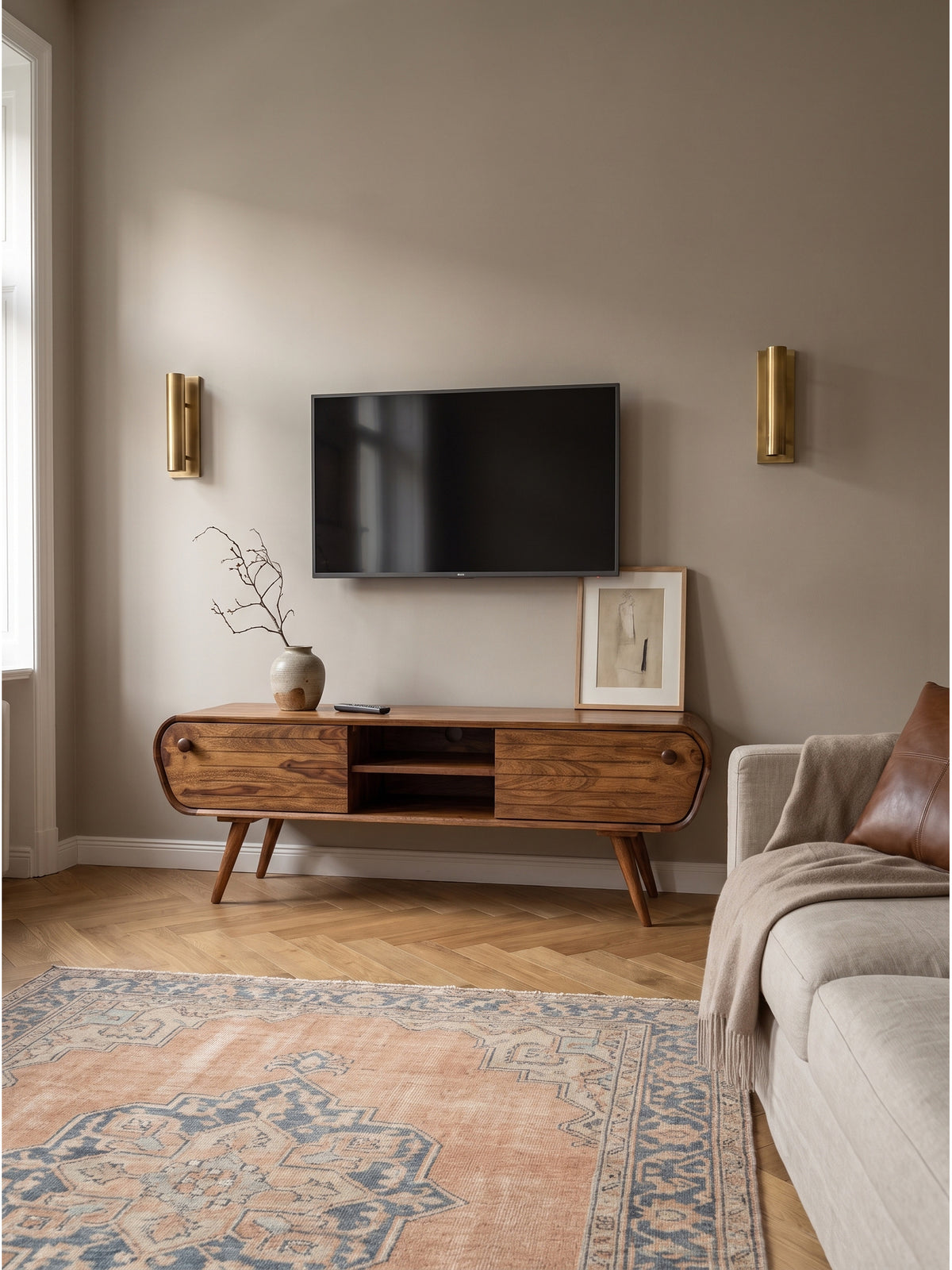 Skandi Vintage Design TV Board kombiniert mit einem Couchtisch aus Nussbaum auf breitem Eichenparkett im lichtdurchfluteten Raum._