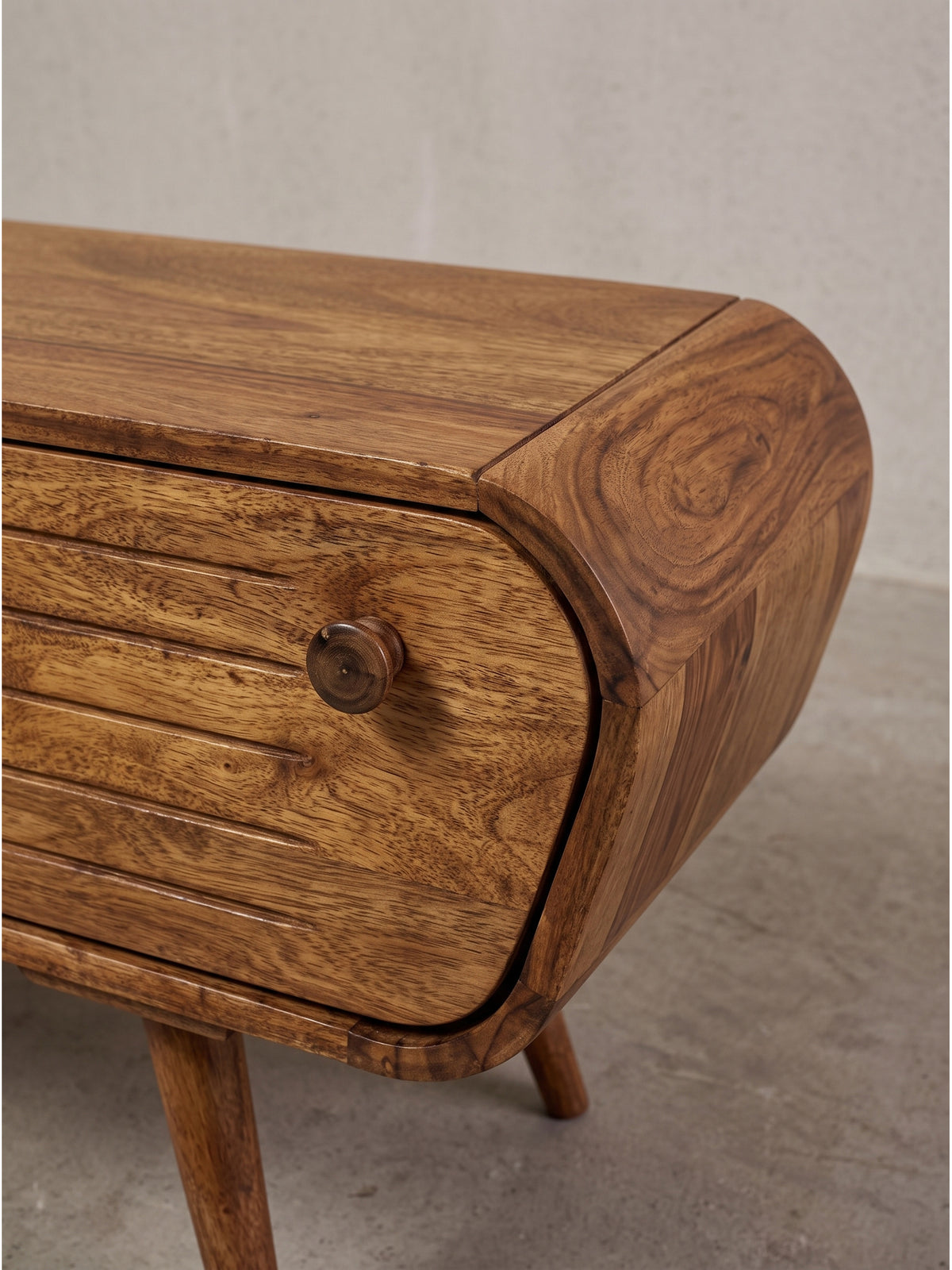 Gesamteindruck des Mid-Century TV Möbels aus Massivholz unterstreicht die hochwertige Verarbeitung und den warmen natürlichen Farbton.