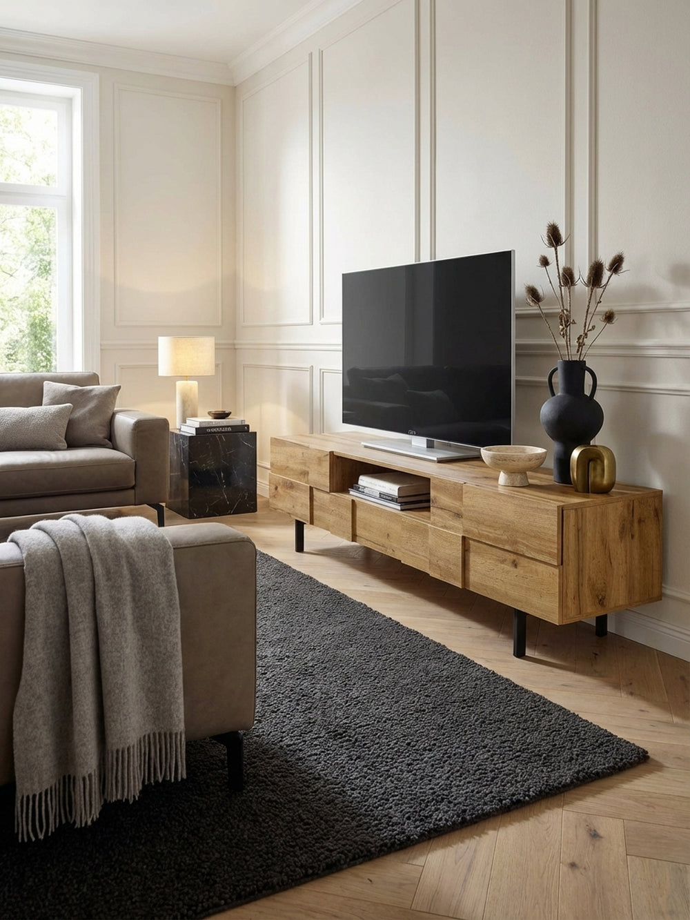 Modernes Lowboard aus Eiche-Dekor 160x46 cm im Wohnzimmer, trägt einen großen Fernseher und ist mit einer Vase und Büchern stilvoll dekoriert._