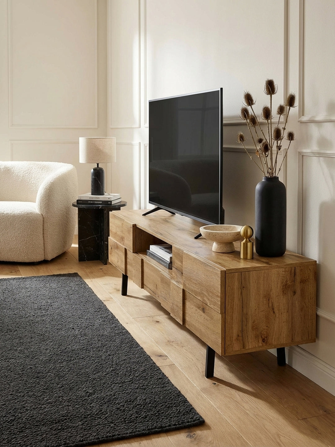 Design TV-Schrank in Eichenoptik von oben betrachtet, zeigt die Integration in ein helles Wohnambiente mit Teppich und minimalistischer Dekoration._
