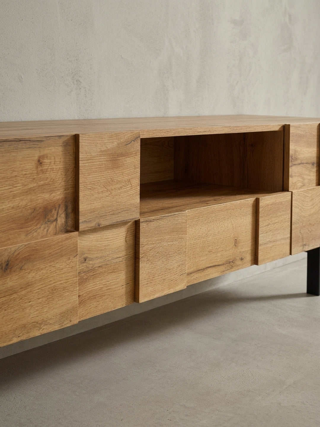 Nahaufnahme eines der Türfächer des Design TV-Schranks, das elegante Kachelmuster und die grifflose Öffnungsmechanik werden im Detail gezeigt._