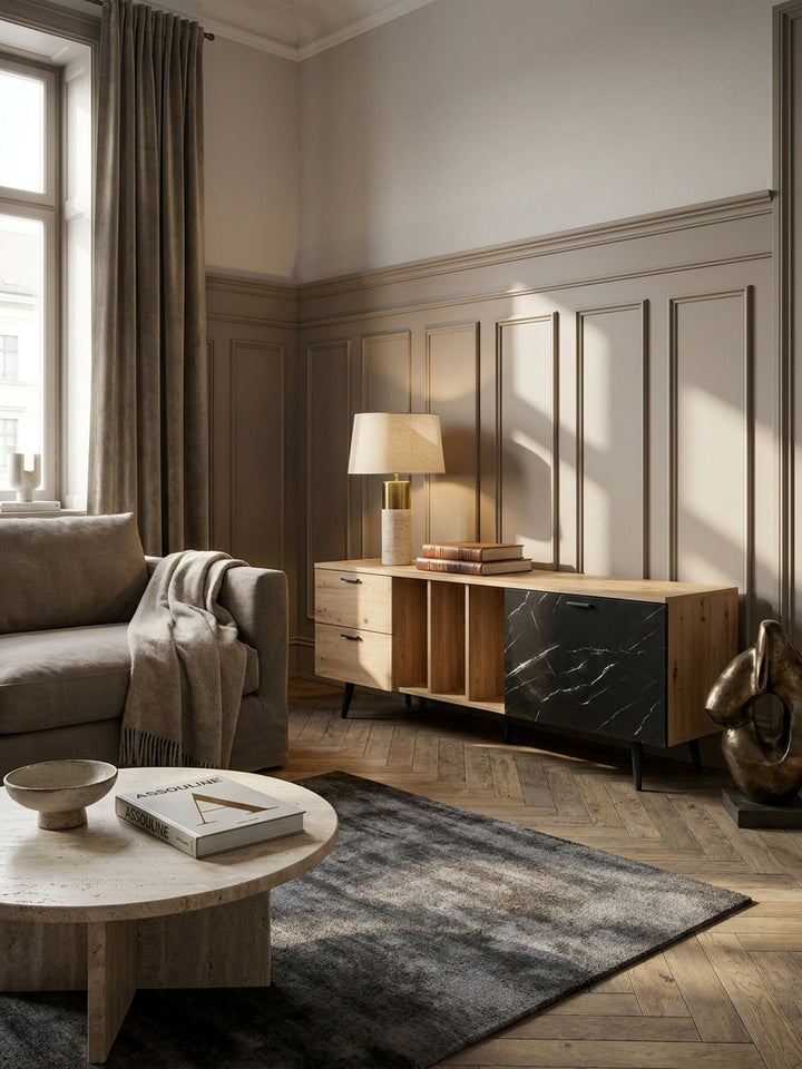 Design Fernsehschrank kombiniert mit großen Architektur-Bildbänden und patinierten Bronze-Wandleuchten im luxuriösen minimalistischen Wohnbereich_