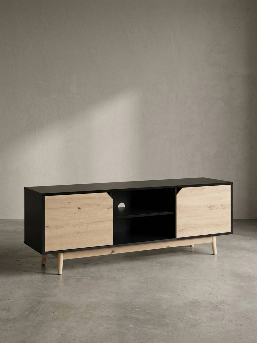 Frontale Studioaufnahme der TV-Kommode 150x55x40 cm mit markanten Türen in Eichenoptik und Massivholzbeinen vor weißem Hintergrund._