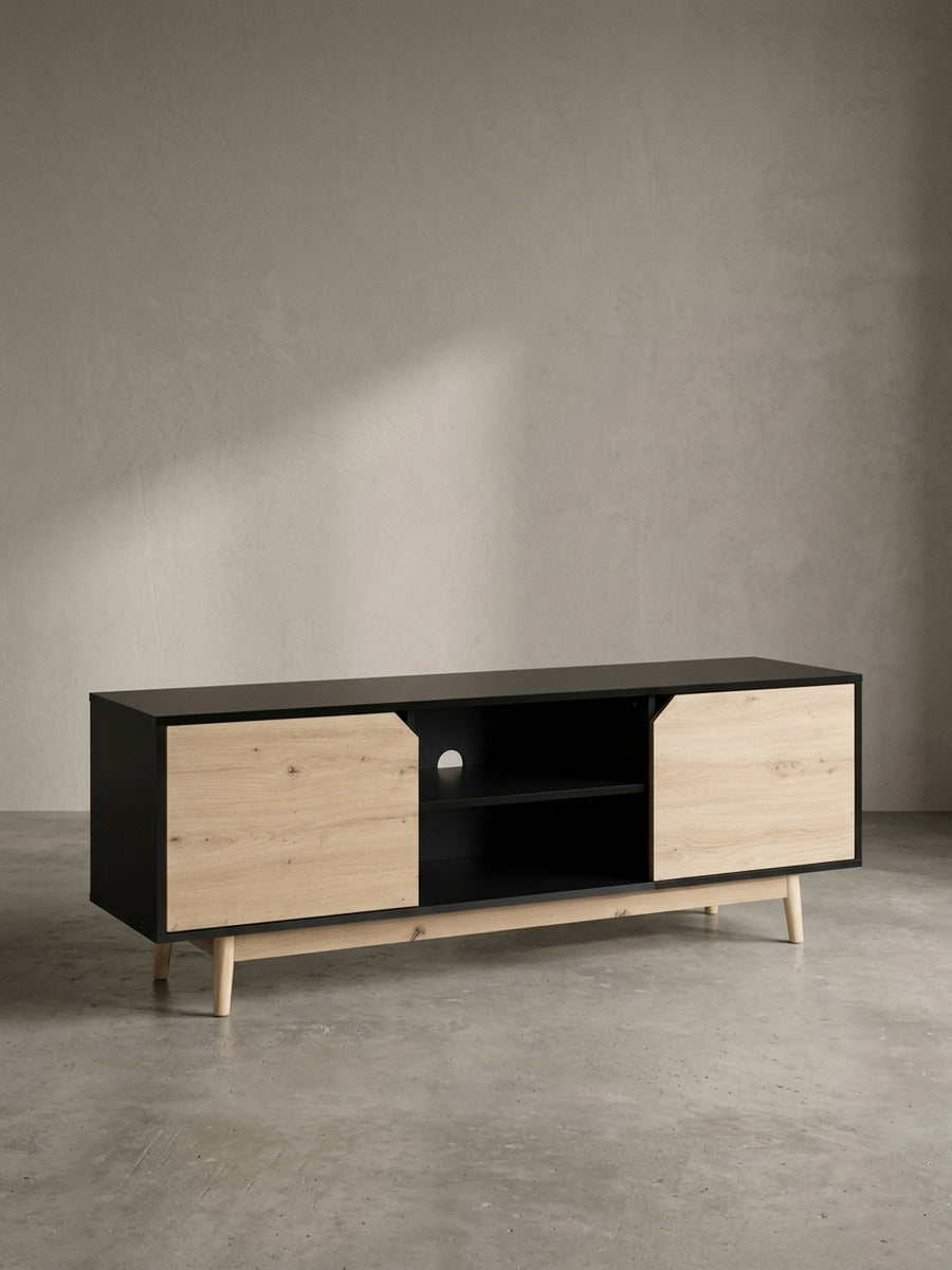 Frontale Studioaufnahme der TV-Kommode 150x55x40 cm mit markanten Türen in Eichenoptik und Massivholzbeinen vor weißem Hintergrund._