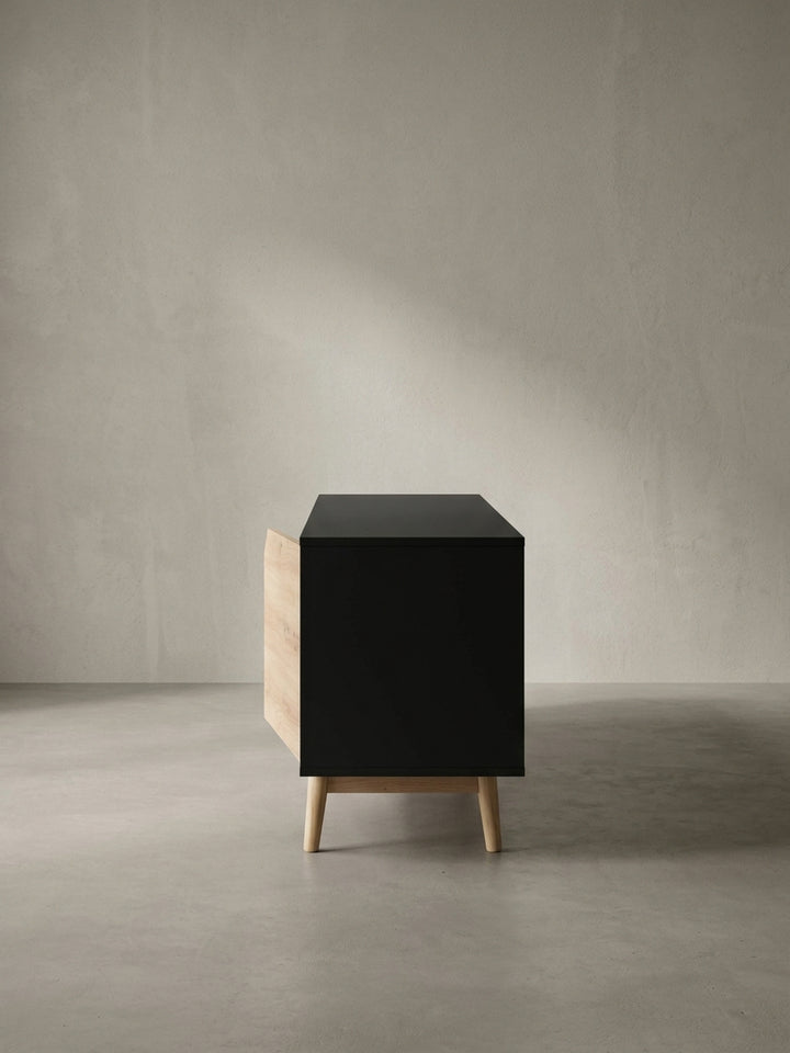 Alternative Schrägansicht des modernen Sideboards, bei der die klare Linienführung und die hochwertige Folierung präzise zur Geltung kommen._