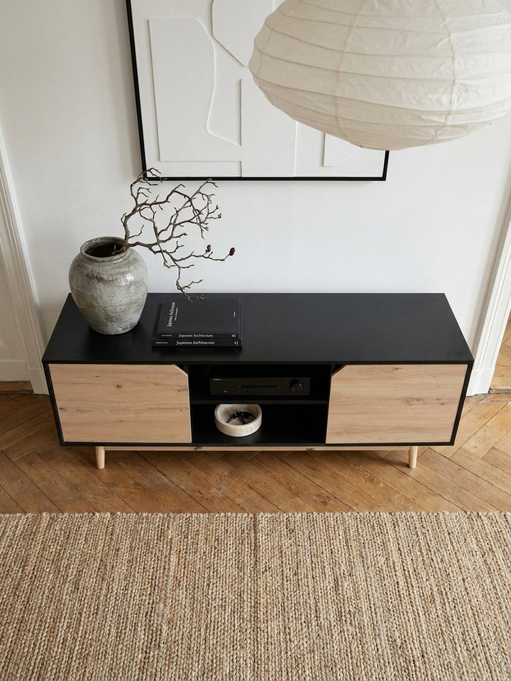 Erhöhte Perspektive auf den 150 cm breiten TV-Schrank, der elegant auf hellem Eichenparkett neben einem beigen Leinensofa platziert ist._