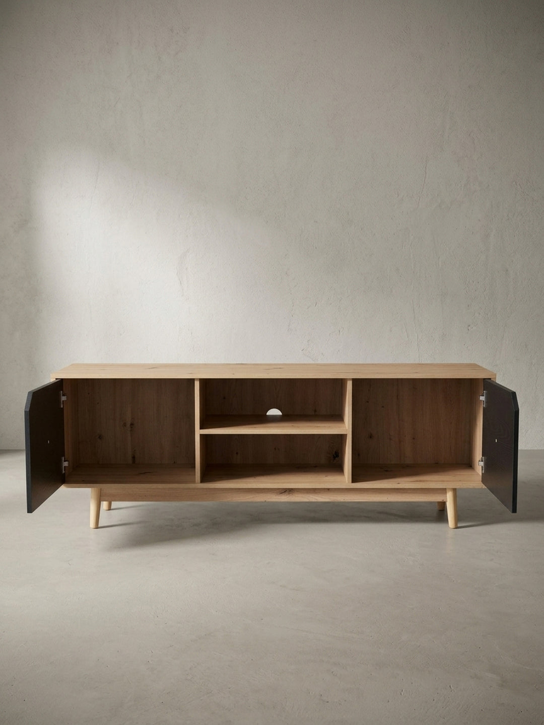 Blick auf die soliden Eichenholzbeine des Fernsehboards, die für einen sicheren Stand und 15 cm Bodenfreiheit sorgen._