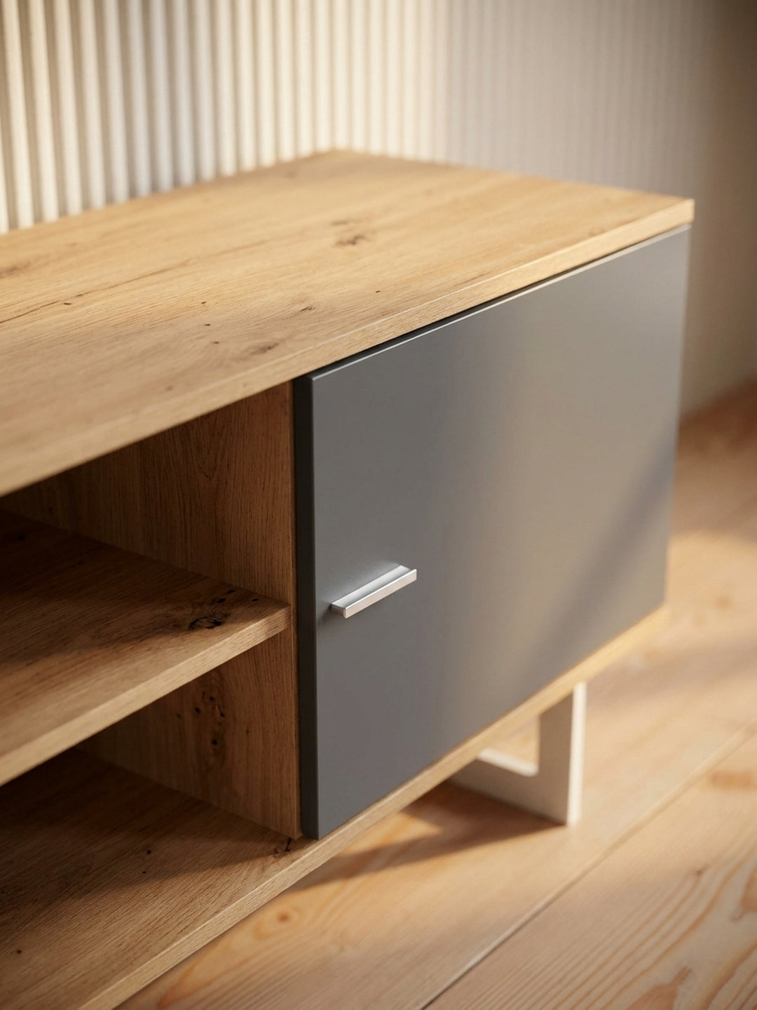 Nahaufnahme der realistischen Eiche-Holzoptik und der pulverbeschichteten weißen Metallgriffe der modernen TV-Kommode._