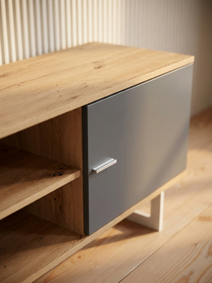 Nahaufnahme der realistischen Eiche-Holzoptik und der pulverbeschichteten weißen Metallgriffe der modernen TV-Kommode._