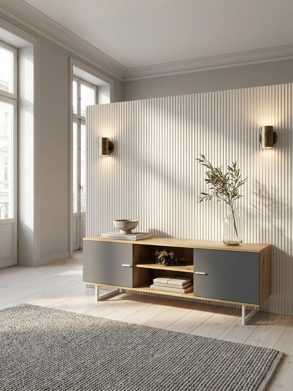 Elegantes Lowboard in Eiche-Dekor mit grauen Türen als stilvoller Mittelpunkt im skandinavischen Wohnzimmer vor einer geriffelten Akzentwand._
