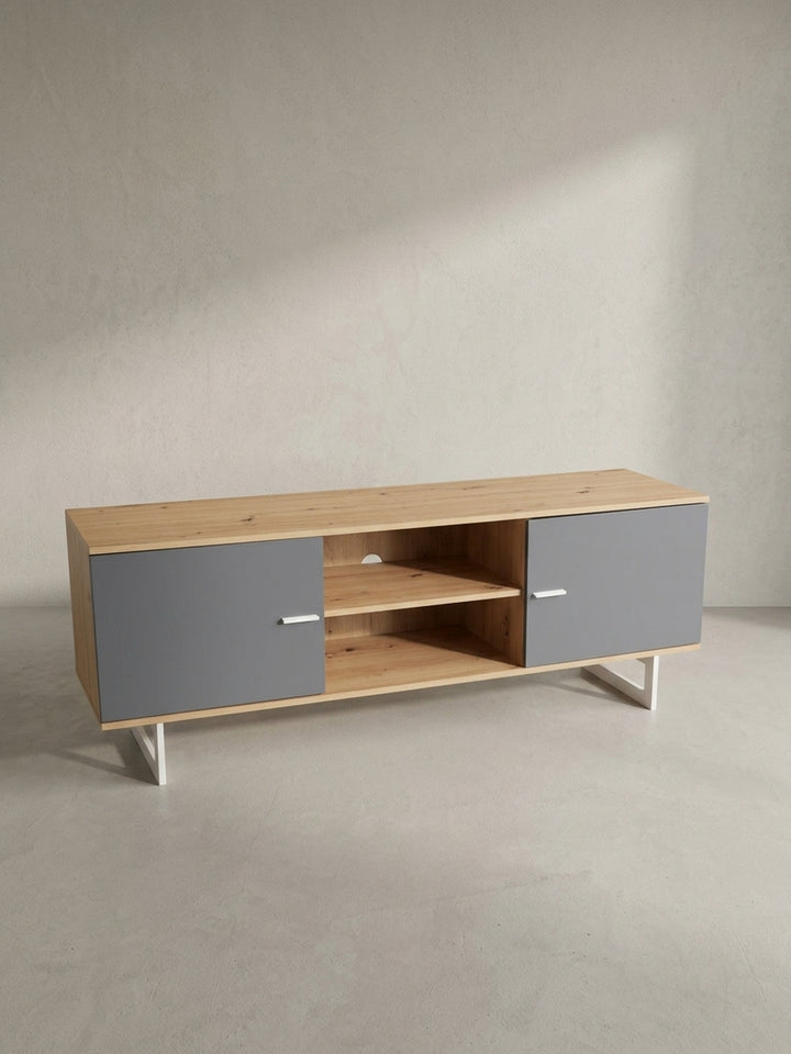 Gesamtansicht der 150 cm breiten Fernsehkommode mit asymmetrischem Fach-Design auf stabilen, weißen Eisenfüßen._