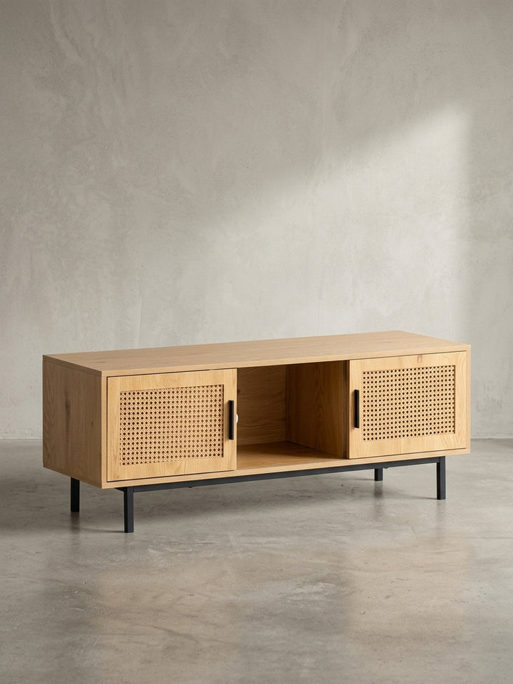 Frontansicht des TV-Schranks mit Wiener Geflecht auf weißem Hintergrund, der die klaren Linien und das ausgewogene Design mit schwarzen Metallbeinen hervorhebt._