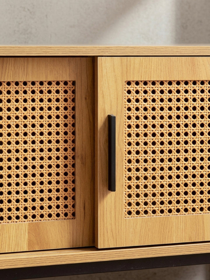 Alternatives Design-Detail des Lowboards mit Wiener Geflecht, bei dem das offene Fach links positioniert ist und Stauraum für Mediengeräte bietet._
