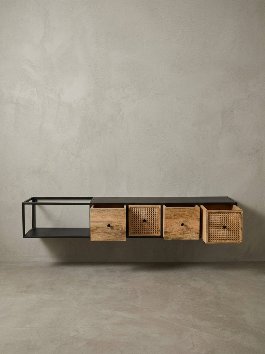 Gesamtüberblick des Fernsehkommode zum Aufhängen, die den Materialmix aus Metall, Massivholz und Rattan in einem modernen Industriedesign vereint._