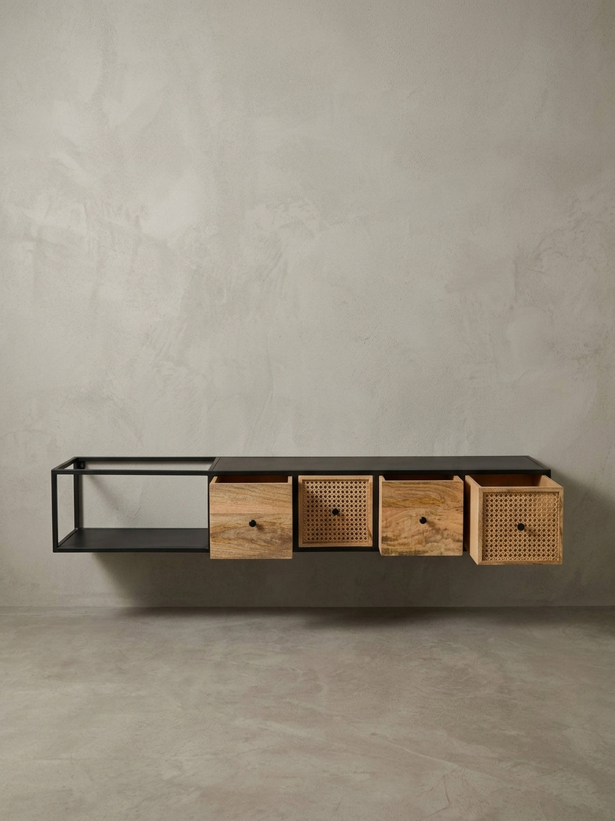Gesamtüberblick des Fernsehkommode zum Aufhängen, die den Materialmix aus Metall, Massivholz und Rattan in einem modernen Industriedesign vereint._