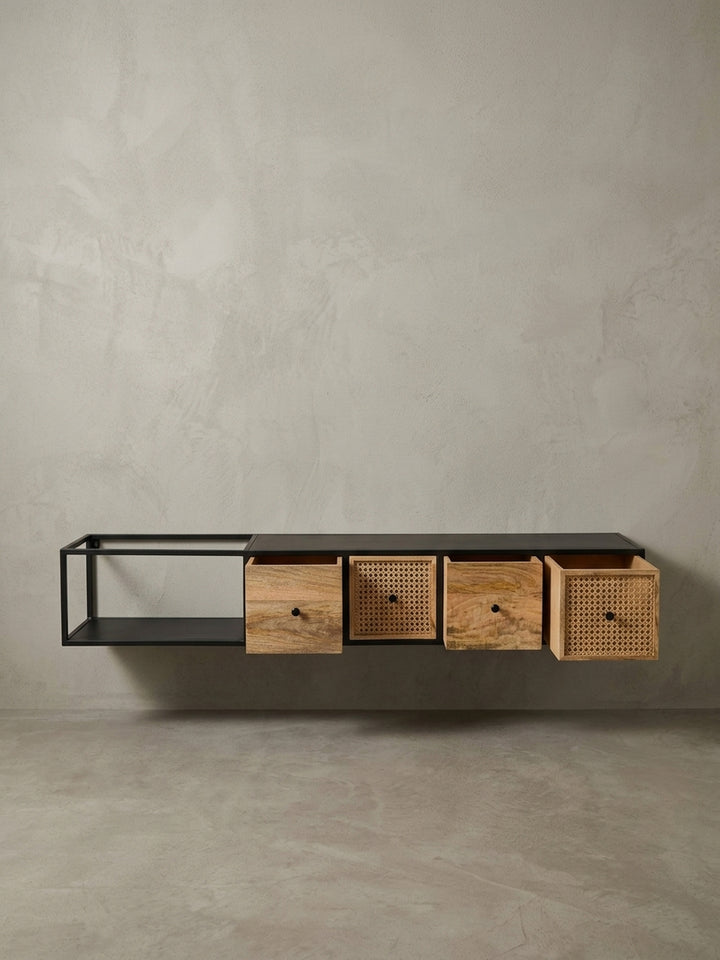 Gesamtüberblick des Fernsehkommode zum Aufhängen, die den Materialmix aus Metall, Massivholz und Rattan in einem modernen Industriedesign vereint._