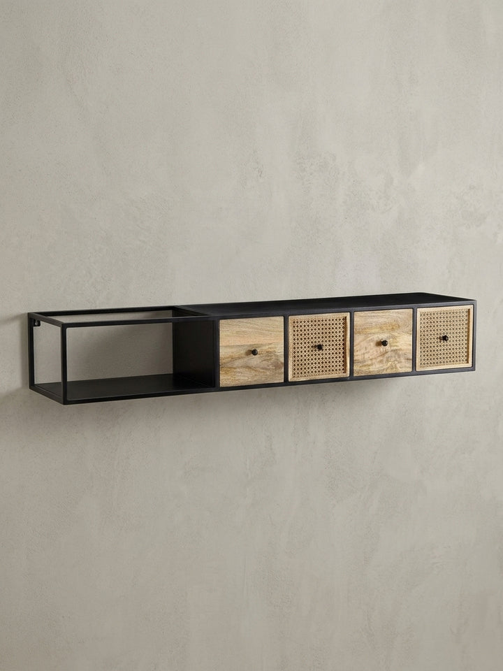 Frontansicht des TV-Schranks zur Wandmontage, 150x25x35 cm, mit vier Schubladen und offenem Fach, isoliert auf weißem Hintergrund._