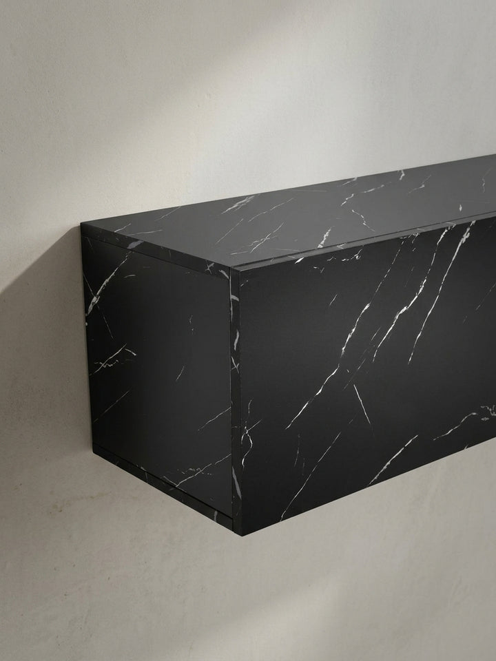 Perspektivische Ansicht von oben auf den schwarzen Design Fernsehtisch, die die großzügige Ablagefläche von 120x30 cm für Deko und Geräte zeigt._